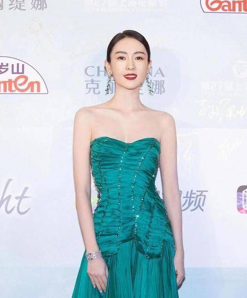 童瑶火|童瑶火了更敢穿，一袭“原谅绿”礼裙出席活动，完美成为全场焦点