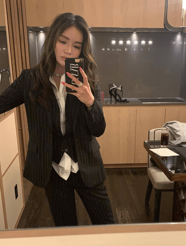 设计|何猷君前女友真是千金体质，穿黑色也能看出身家，气质不输超模