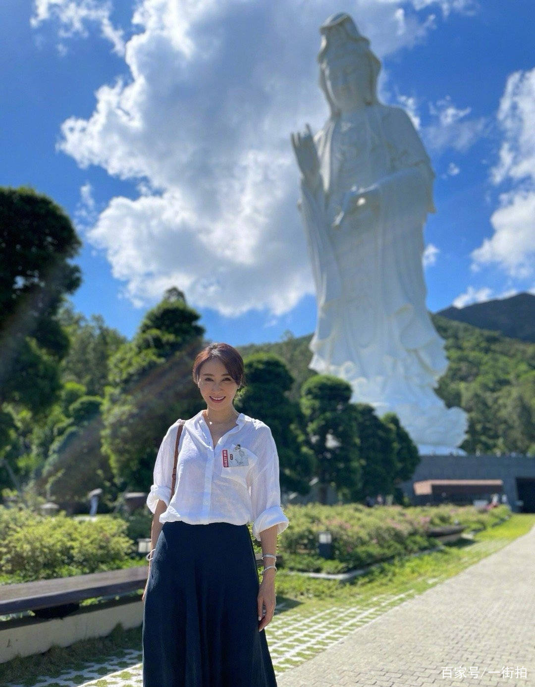 黑色|黎姿与林保怡久违同框，黎姿49岁看不出，全程害羞似小女孩