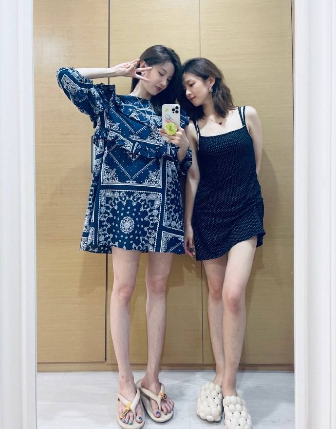 视觉|合影要远离陈小纭，她和闺蜜都穿短裙同框，腿细且长抢走太多目光