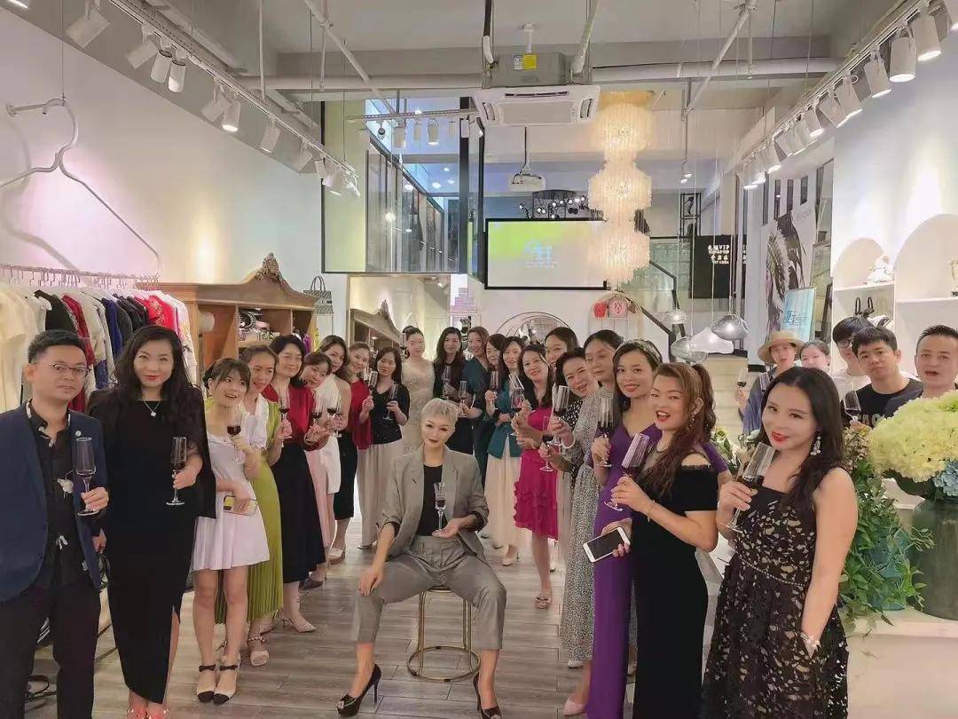 股东|尊享时装盛宴,共赴时尚秘境——打造专属你的气场