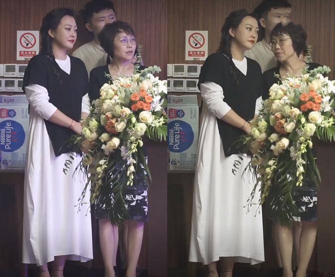 衣品和|郝蕾这次逆袭了，43岁穿大白裙入职当老师，座谈会侃侃而谈超严肃