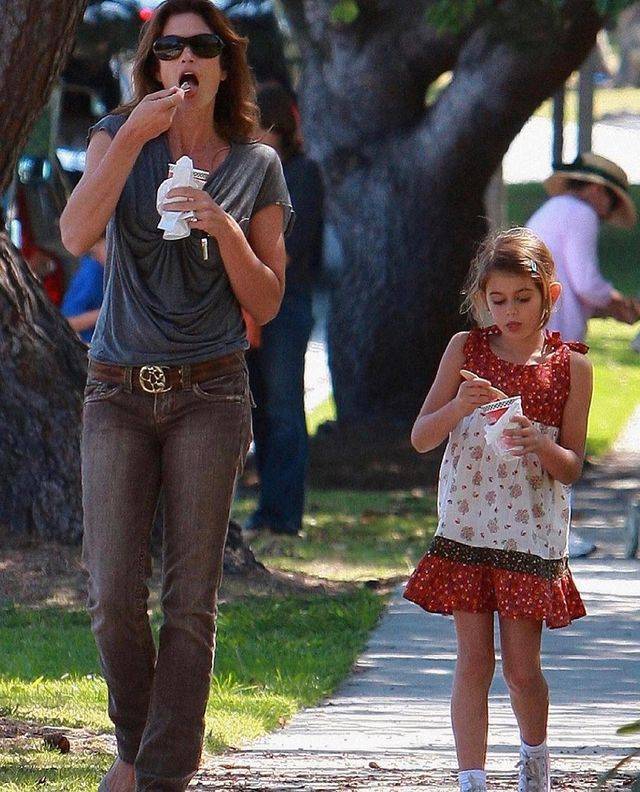 辛迪·|辛迪·克劳馥女儿Kaia,气质天真又高级,高腰牛仔裤穿出黄金比例