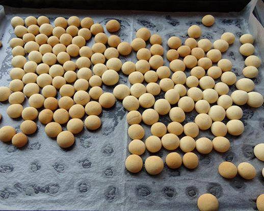 烤箱|1个鸡蛋1碗淀粉,教你在家做小零食鸡蛋菠萝豆,外观朴实口感香酥