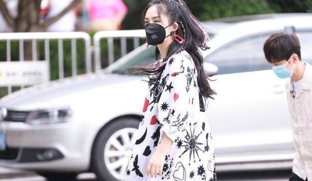 女生|谢娜二胎后复出状态不错，穿宽松泡泡袖挡肉有心机，麻花辫是亮点