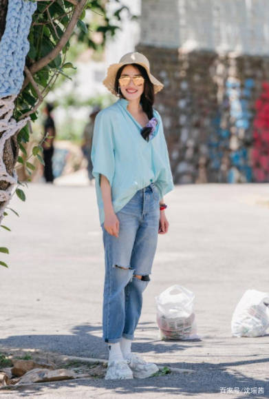 一身|舒淇人到中年躲过发福，但还不够自信，出席活动穿宽松T恤遮肉