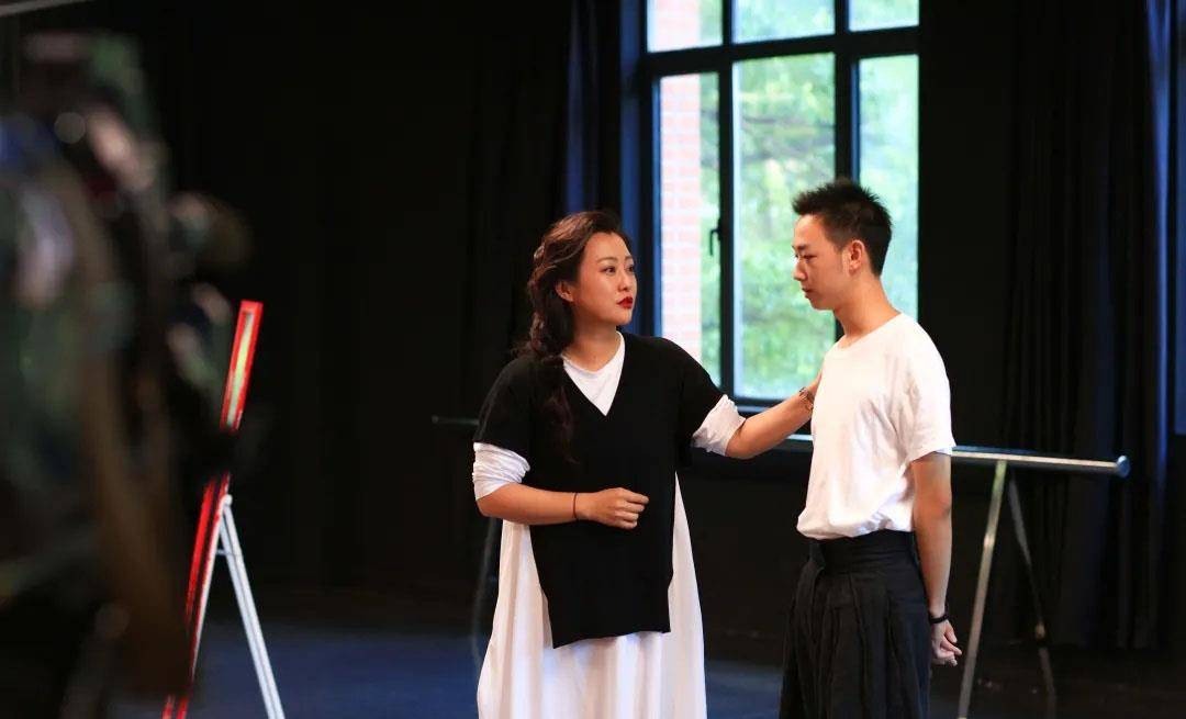 衣品和|郝蕾这次逆袭了，43岁穿大白裙入职当老师，座谈会侃侃而谈超严肃