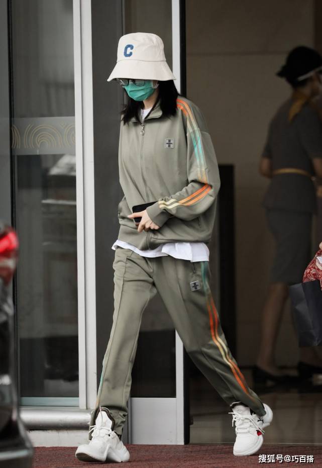运动服|迪丽热巴私服穿搭新鲜出炉,穿绿色运动装元气清新,太接地气了!