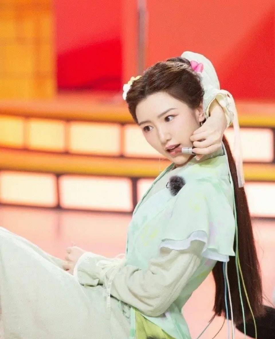 漂亮|毛晓彤分手后活得更漂亮了,穿上古装甜美又俏皮,一点也不像33岁