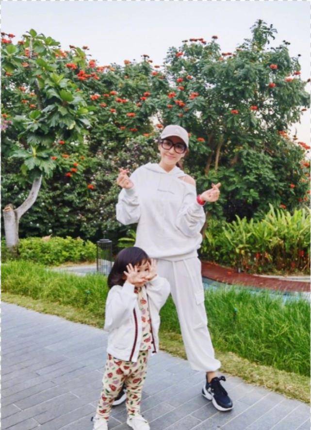 马尾|杜若溪携女儿春游,3岁肉肉多风格装扮漂亮养眼,近9斤婴儿长大了