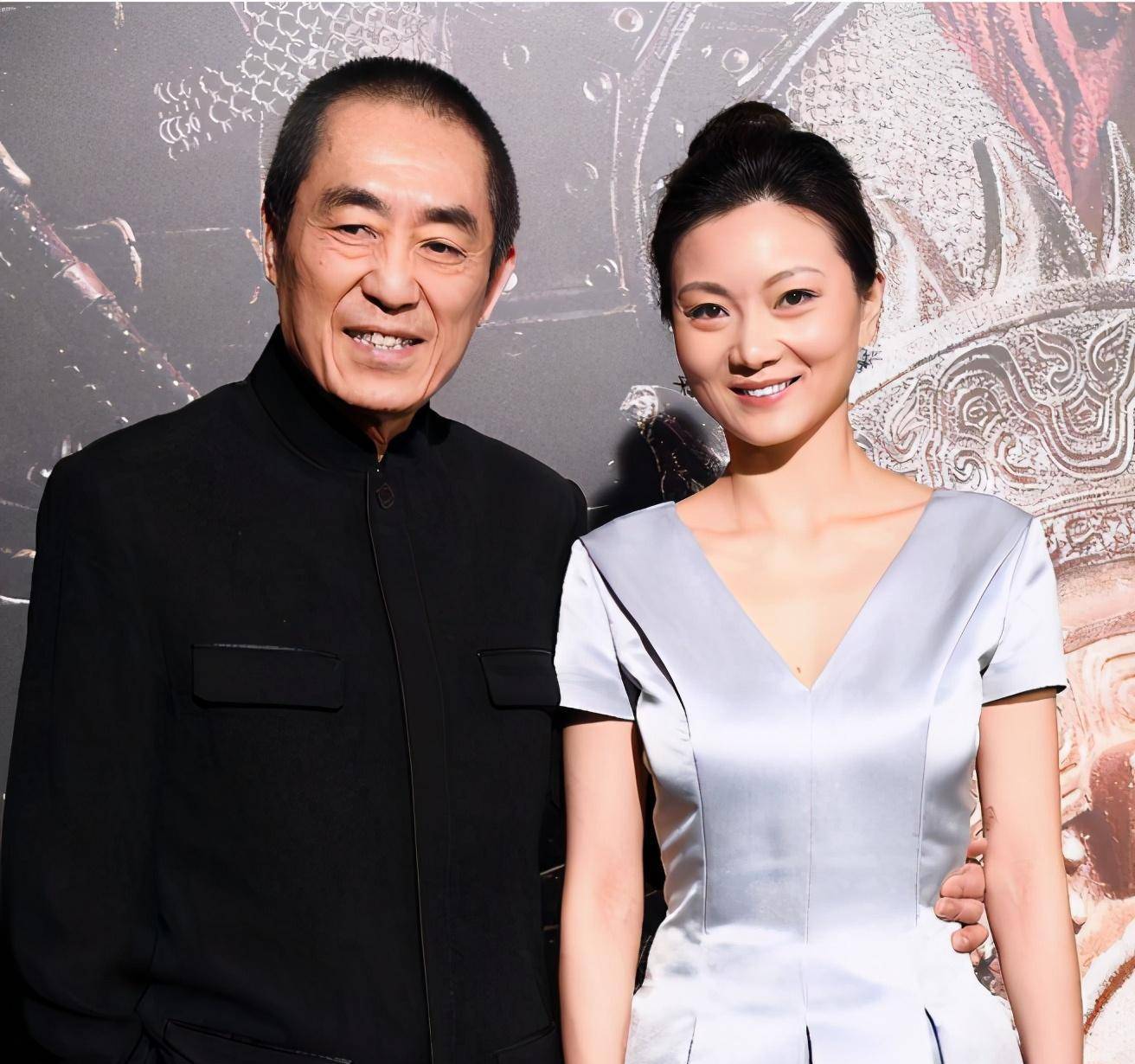 一身|张末继母终于认真打扮了！一身黑白配清新减龄，不扮老变漂亮阿姨