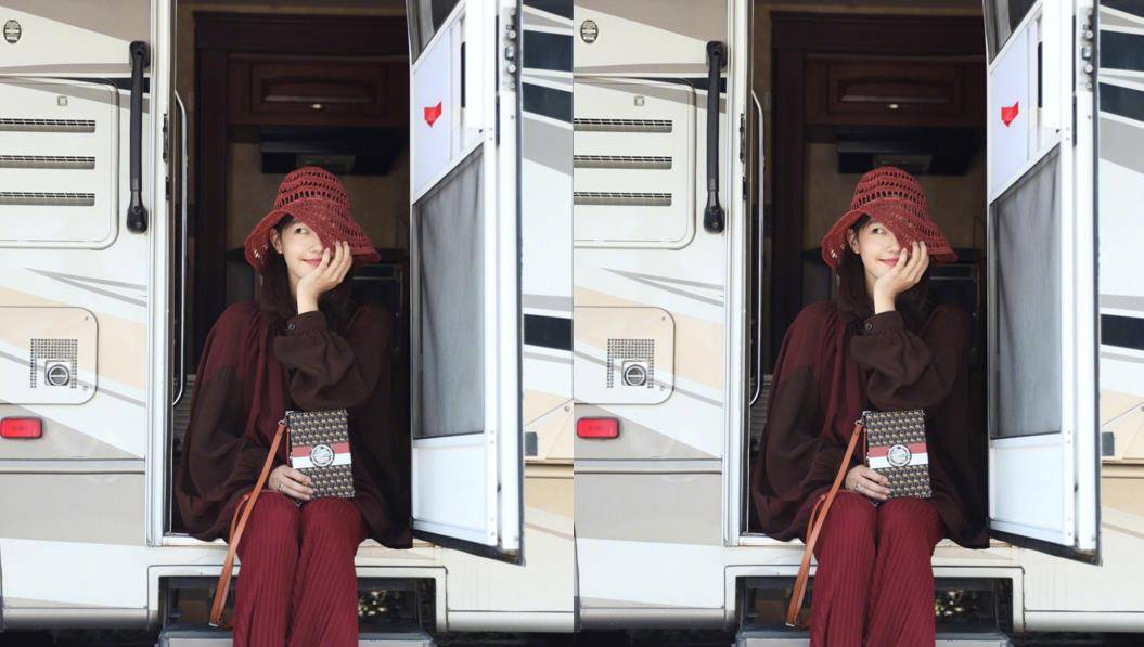 魅力|白百何晋升“穿搭博主”，穿一身红成熟有魅力，自信的笑容真美