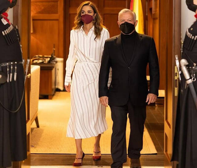 紫裙|约旦王后51岁生日官方照来啦！一身紫裙亮相真贵气，看着真像30岁