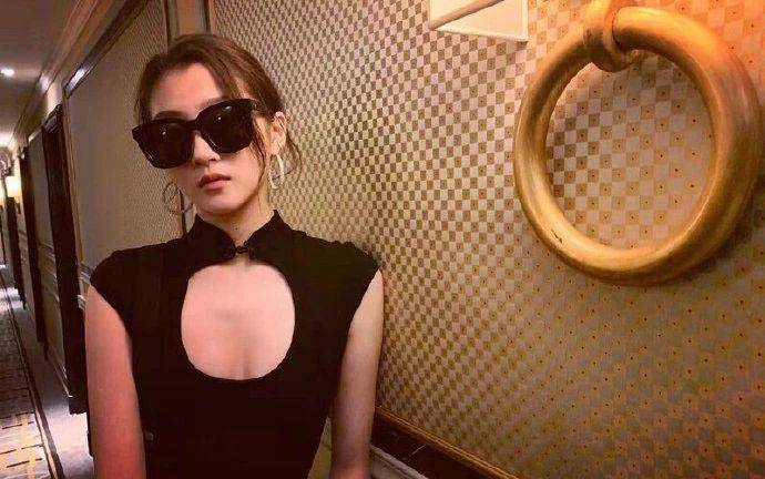 黑色|米兰时装周关晓彤出尽风头，黑色蕾丝裙性感，配军绿色西服有质感