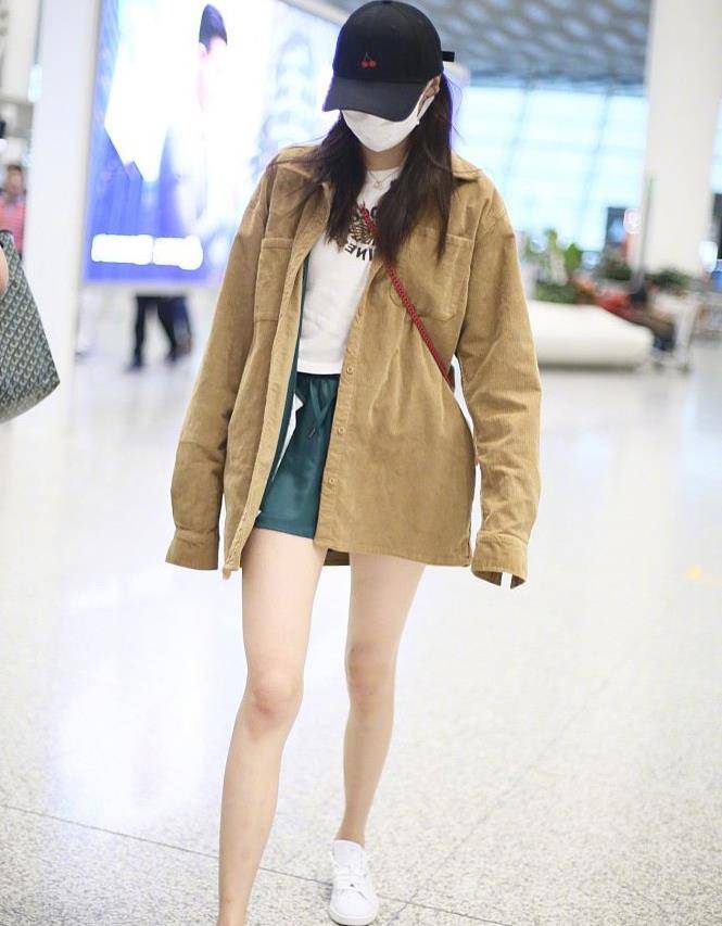 超短裙|男友风外套怎么搭？跟杨幂关晓彤学搭配，长腿超吸睛！