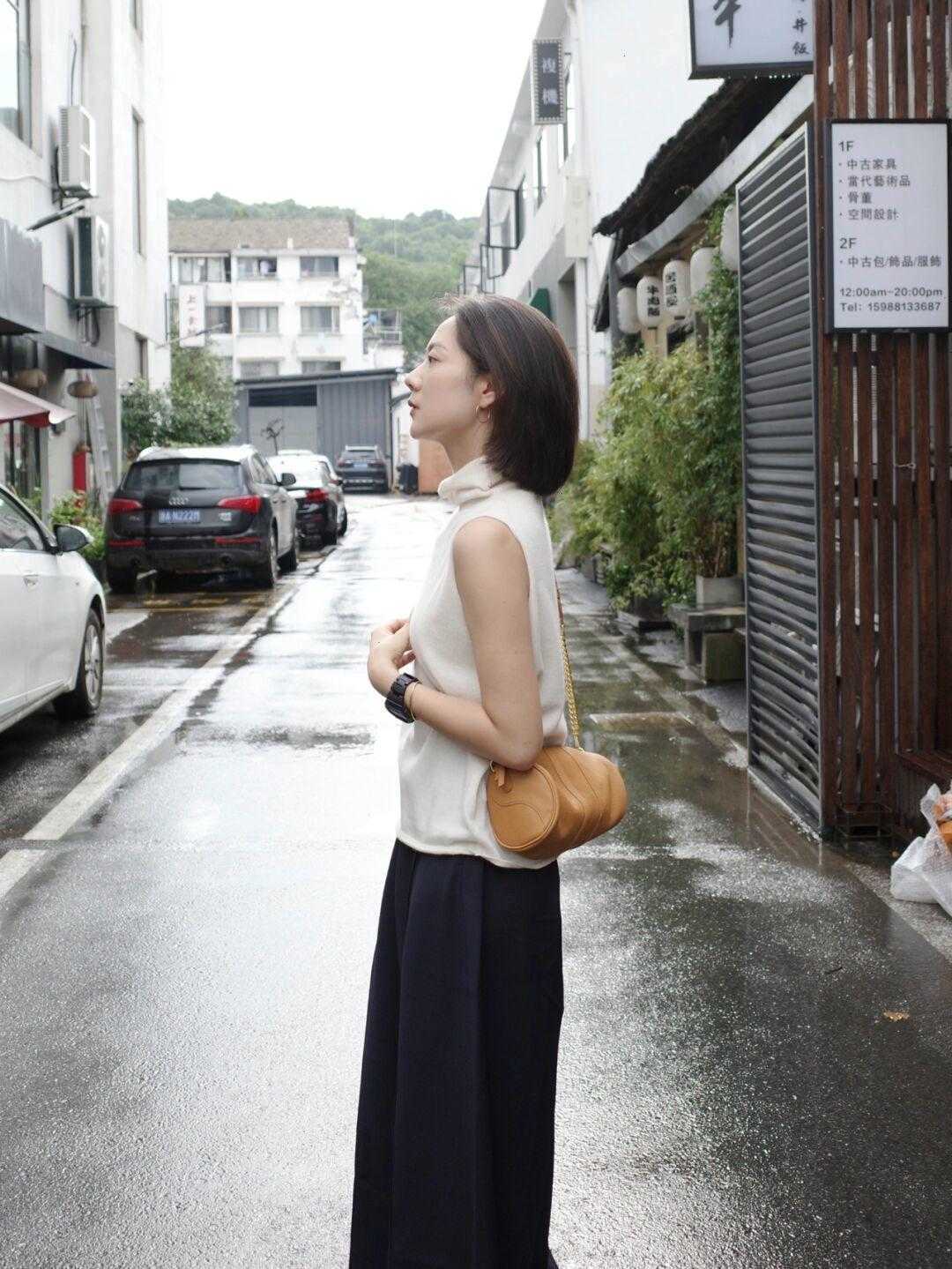 品位|秋季穿搭没头绪？格纹西服搭配连衣裙优雅温柔，时髦灵动