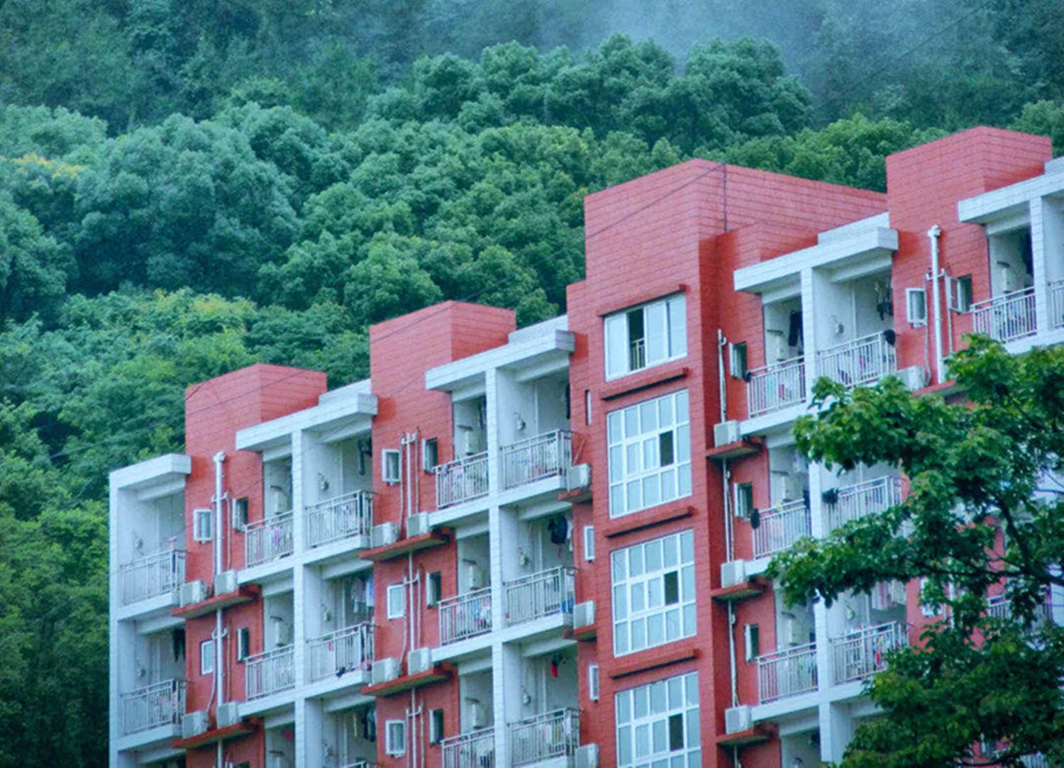 重庆歌乐山的大学，川外小铁路成网红打卡地，被称为“迷你山城”