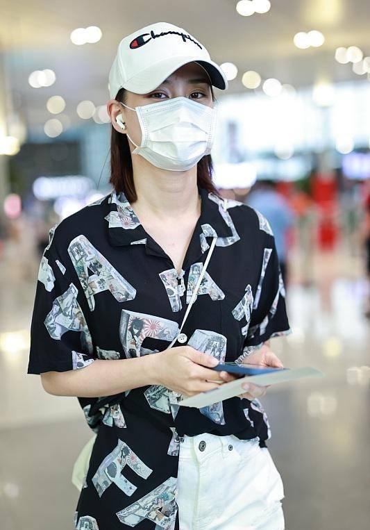 一线|何超莲穿的好高级啊，就算和一线明星拍合照，气势上也不输