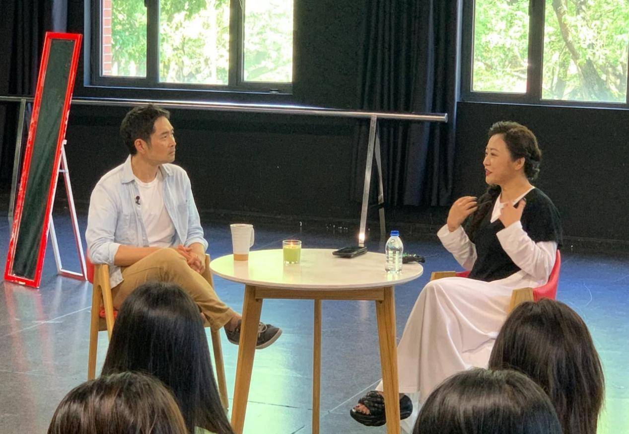 衣品和|郝蕾这次逆袭了，43岁穿大白裙入职当老师，座谈会侃侃而谈超严肃