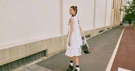 黑色|米兰时装周关晓彤出尽风头，黑色蕾丝裙性感，配军绿色西服有质感