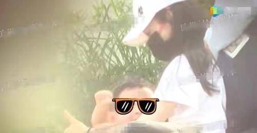 辣妈|赵丽颖罕带儿子外出！正脸首曝光模样太像爸，肉嘟嘟的吃得真壮实