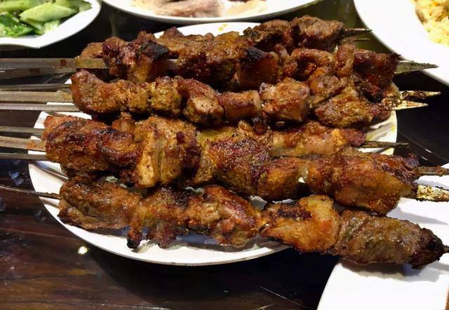 去新疆吃羊肉串,一来点了20串,老板再三确认,端上桌后我愣了_烤羊肉串