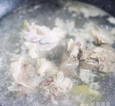 天气|#花10分钟,做一道菜!#玉米海带筒骨汤