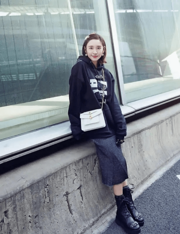 卫衣|学唐艺昕这样穿,简单的卫衣搭配半裙,叠穿出时髦感