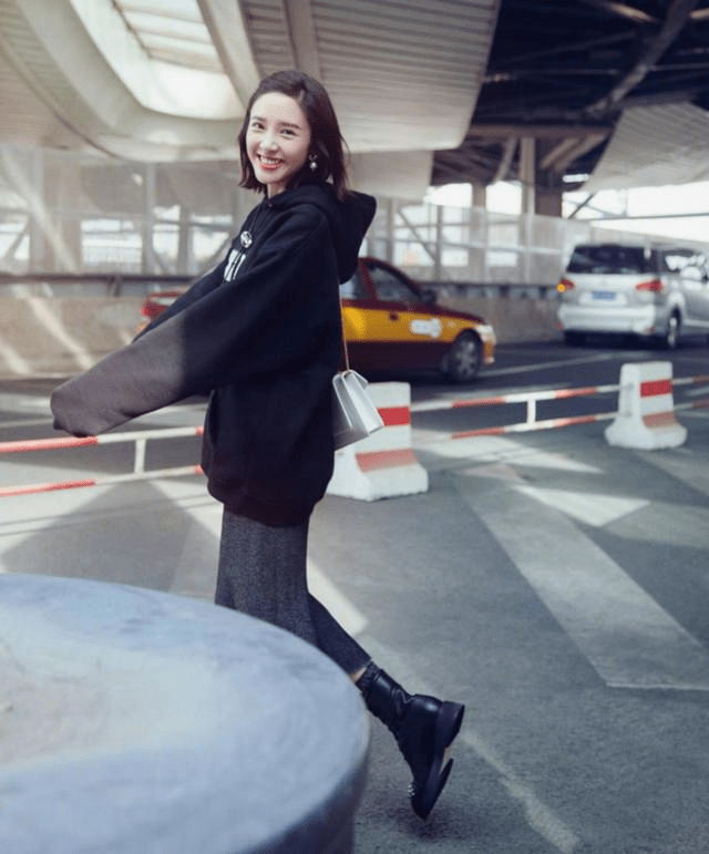 卫衣|学唐艺昕这样穿,简单的卫衣搭配半裙,叠穿出时髦感