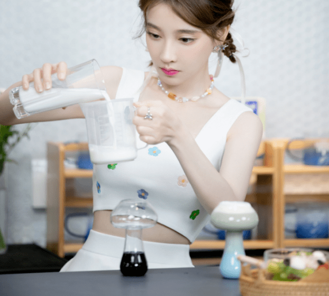 梦想|冯提莫参加闪电咖啡馆，表现风趣幽默，反客为主，展现综艺天赋