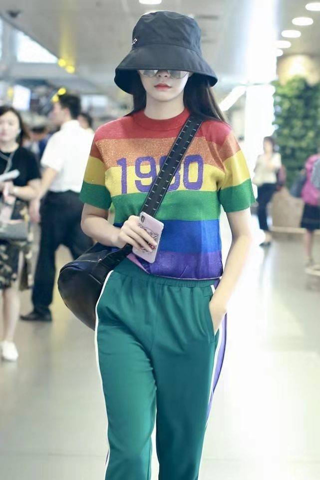 颜色|沈梦辰30多还像小姑娘，一身花睡衣走机场照样青春靓丽，好洋气