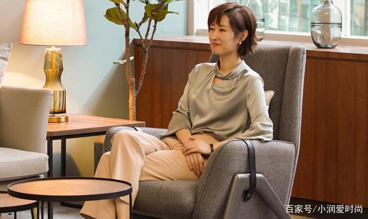 刘敏涛|45岁刘敏涛真会穿衣，衬衫+阔腿裤、旗袍搭卷发古典精致，照穿美