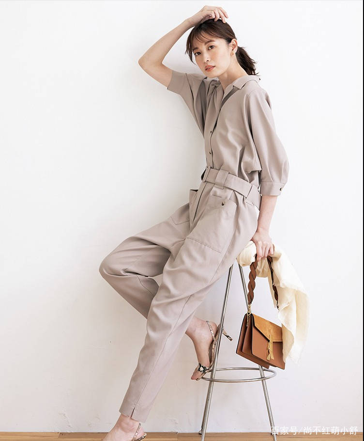 米色|今年突然火了一种新搭配叫:连体裤+基础上衣,越看越心动