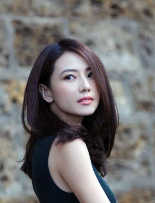 技能|42岁高圆圆女神技能再升级，露肩白裙尽显曲线，怼脸拍颜值太能打