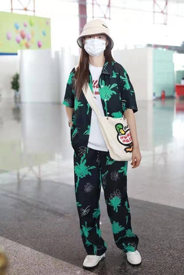 颜色|沈梦辰30多还像小姑娘，一身花睡衣走机场照样青春靓丽，好洋气
