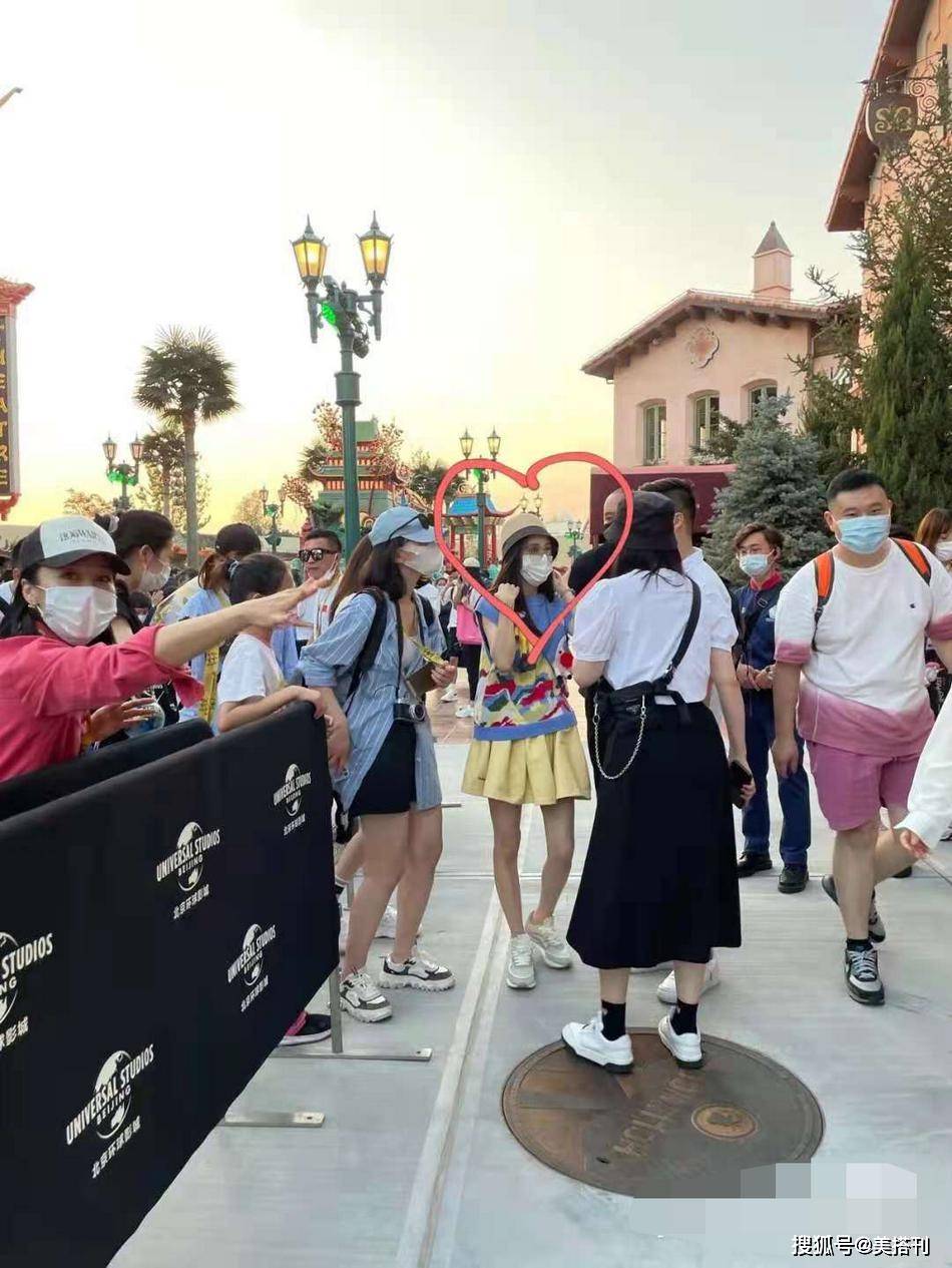 佟丽娅|佟丽娅离婚后怎么更少女了?针织马甲搭鹅黄短裙,真的有38岁吗