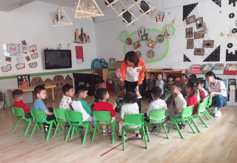 采购|幼儿园采购2000元垃圾桶遭质疑，官方的回应，让我心疼农村的孩子