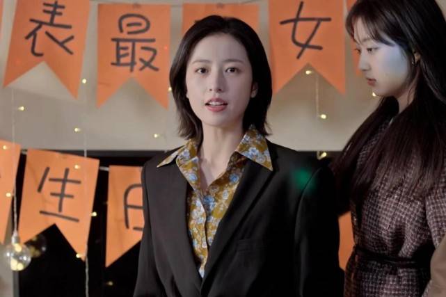 卫衣|《我在他乡挺好的》里真是穿在了我的审美点上,简单大方,太像INS时尚博主了
