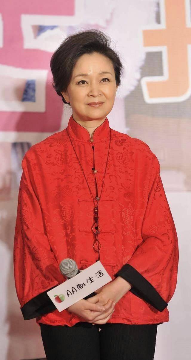 整体|63岁刘莉莉不玩老来俏，穿红色唐装老得优雅，不扮嫩气质更高级