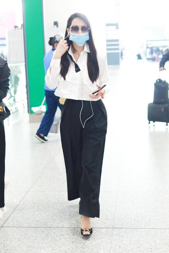 颜色|伊能静穿搭真是优雅派典范，一旁秦昊都只敢看手机，美得让人着迷