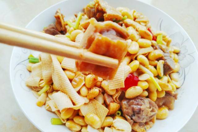 1只鸭腿1碗黄豆,洗洗炖炖就是安徽家常菜,味道鲜美咸香下饭利器