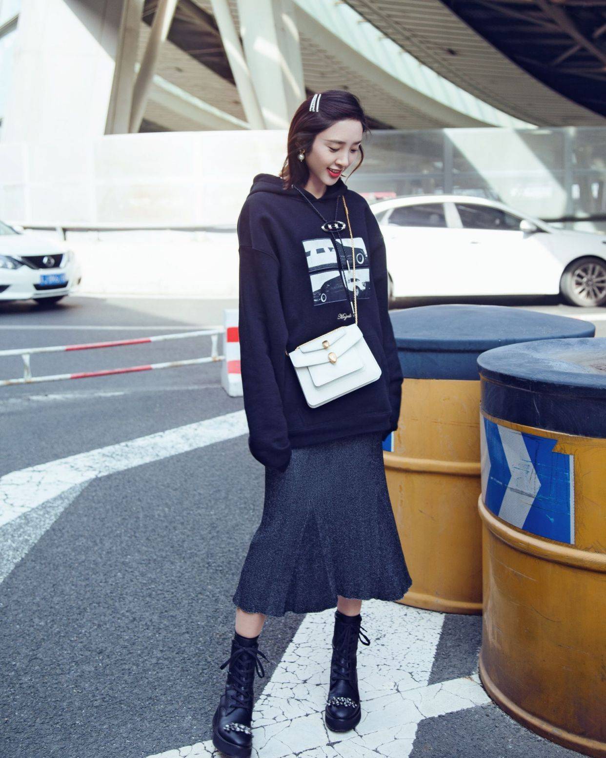卫衣|学唐艺昕这样穿,简单的卫衣搭配半裙,叠穿出时髦感