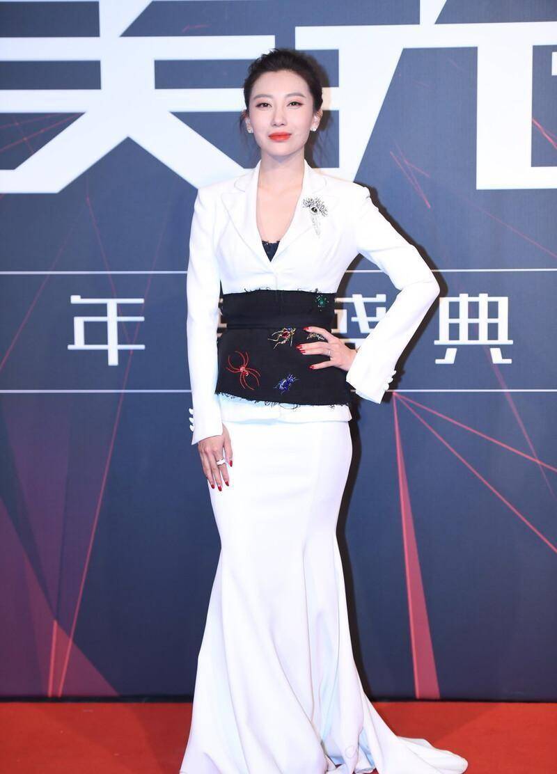 设计|章子怡的嫂子挺不显年龄的，黑色紧身裙看着好精致，清凉但不土气