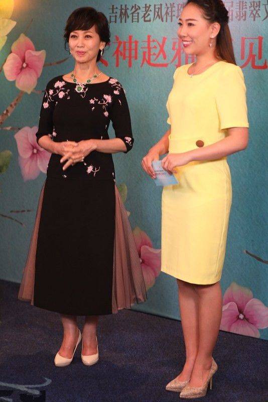 皱纹|赵雅芝现身西湖，竟然没有引起群众围观，穿红裙优雅动人很真实！