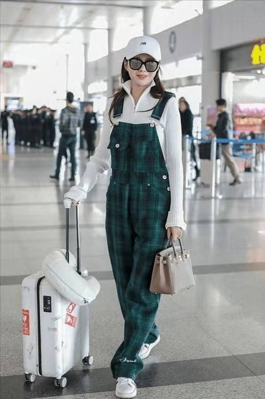 颜色|沈梦辰30多还像小姑娘，一身花睡衣走机场照样青春靓丽，好洋气