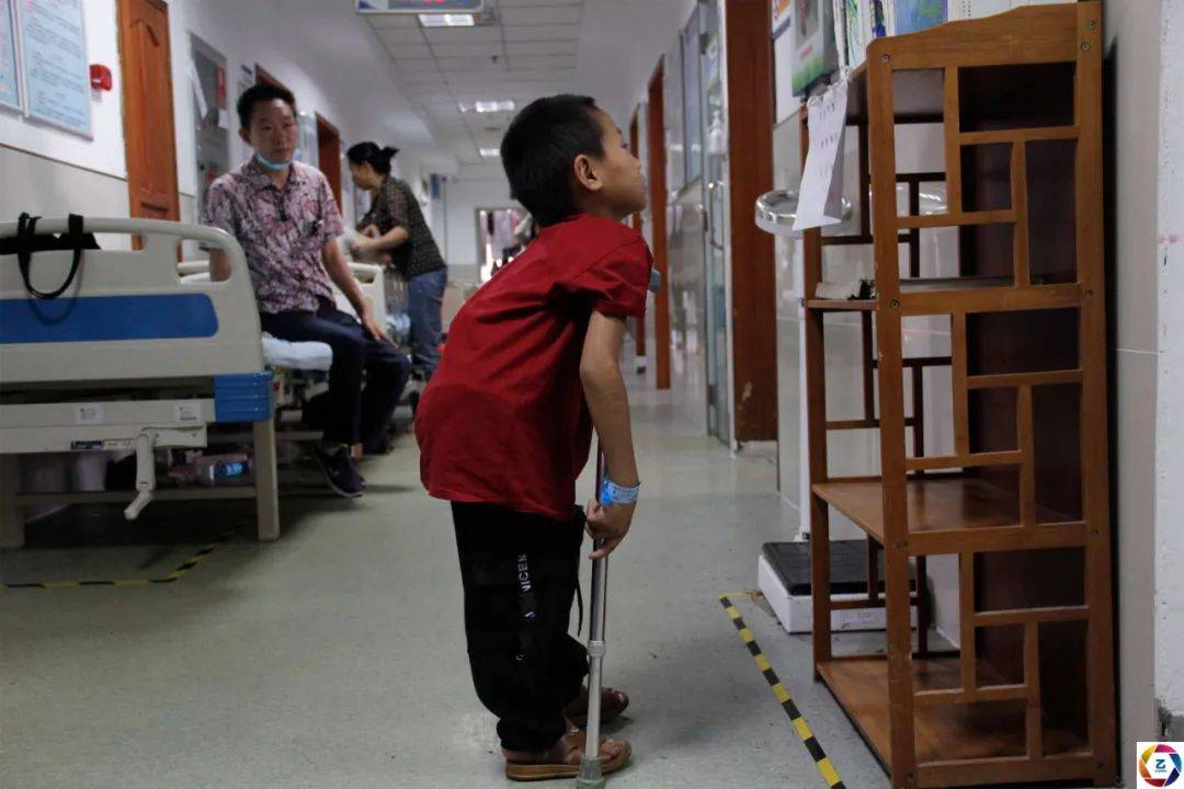 耳聋|男童骨折后不敢说导致残疾，妈妈离去，耳聋爸爸携其求医4年