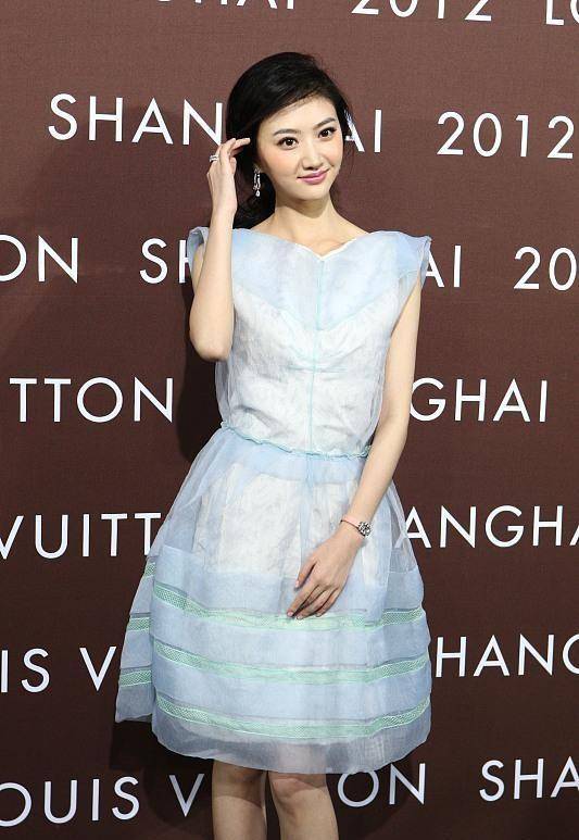 设计|景甜的眼妆是不是太浓了，和张柏芝穿相似的裙子，却看不出年龄差