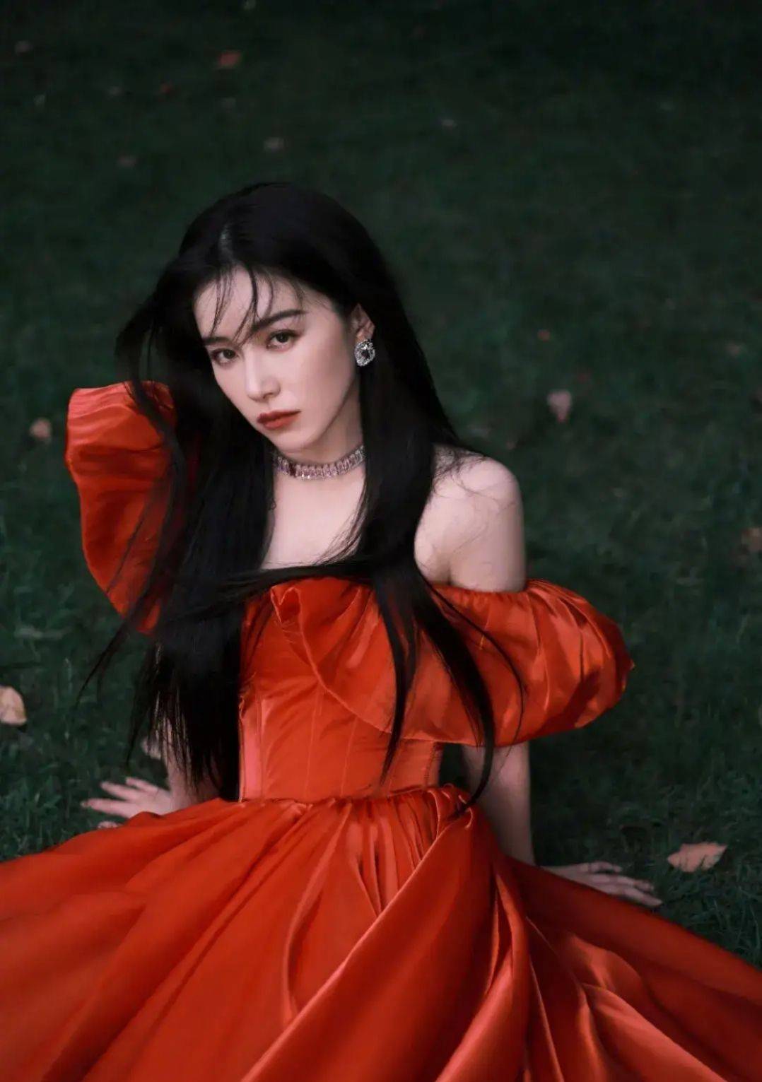 阚清子|阚清子风格大变,穿大红色连衣裙眼神高冷,黑长直造型太惊艳