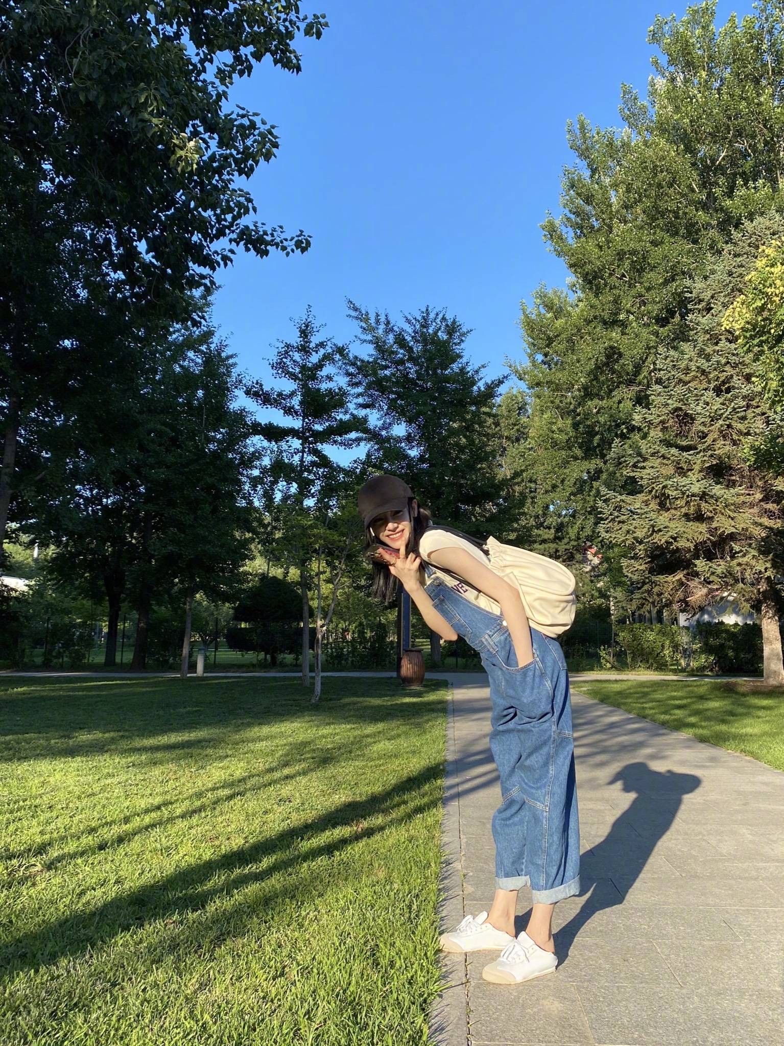 夏天|迪丽热巴最新私服分享，抓住夏天的尾巴，阳光下的明媚笑容～