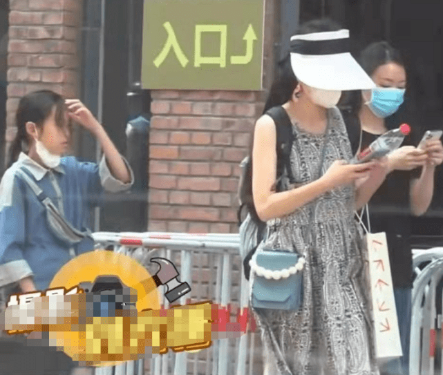 贵妇|韩寒一家三口亮相！娇妻贵妇穿搭超有范，女儿罕见露正脸美貌吸睛